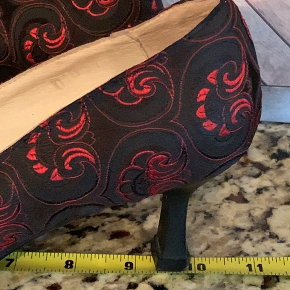 Black/Red Patterned Fabric Pointed Toe Pumps with Kitty Heels. Size 37 - Picture 6 of 7